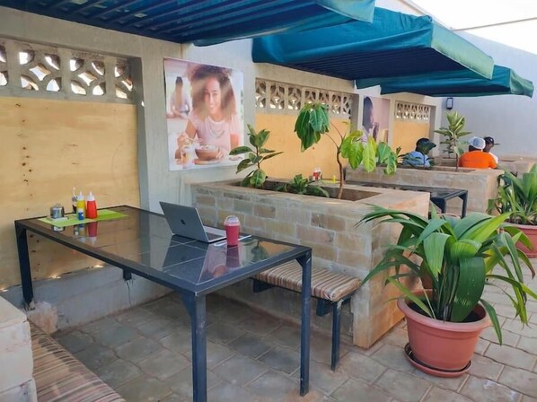 Outdoor dining - Lux Suites Tsavo Sunset Apartments  (Nairobi)