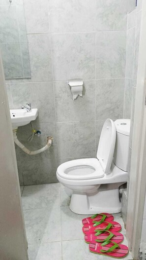 Ducha, artículos de tocador gratuitos, pantuflas, toallas