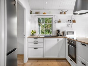 Refrigerador, microondas, utensilios de cocina