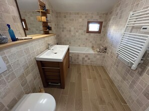 Douche, sèche-cheveux, serviettes fournies, savon