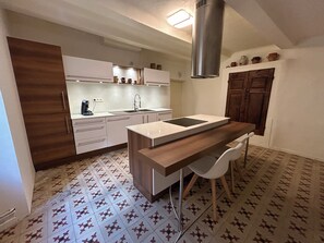 Réfrigérateur, four, plaque de cuisson, lave-vaisselle