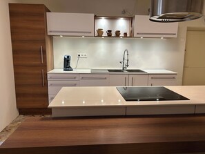 Réfrigérateur, four, plaque de cuisson, lave-vaisselle