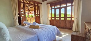 3 bedrooms, in-room safe, desk, free WiFi