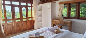 3 bedrooms, in-room safe, desk, free WiFi