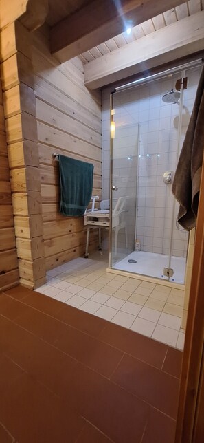 Dusche, Bidet, Handtücher, Seife