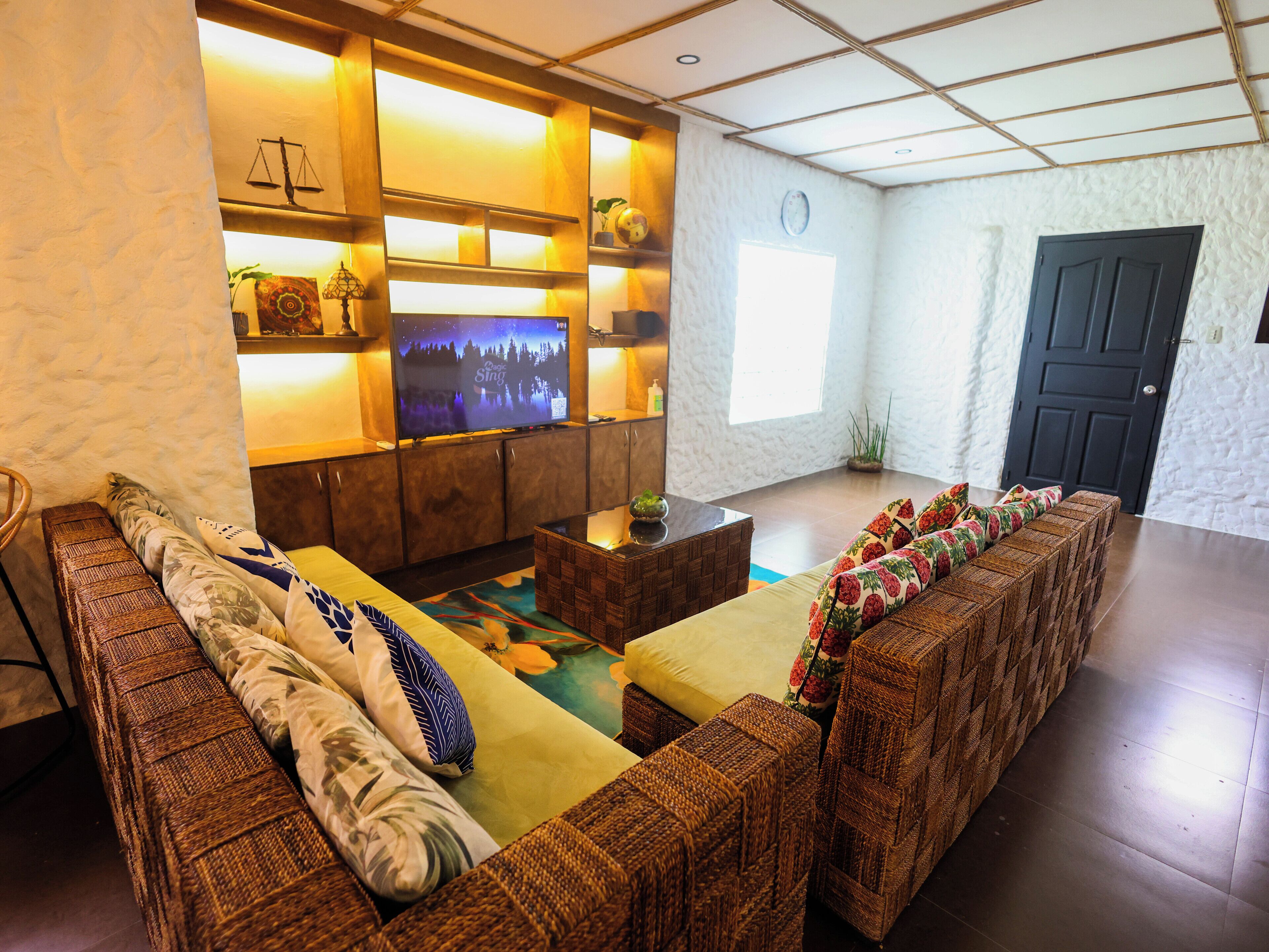 Fernseher, Kamin, Bücher