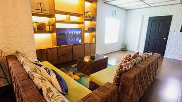 Fernseher, Kamin, Bücher