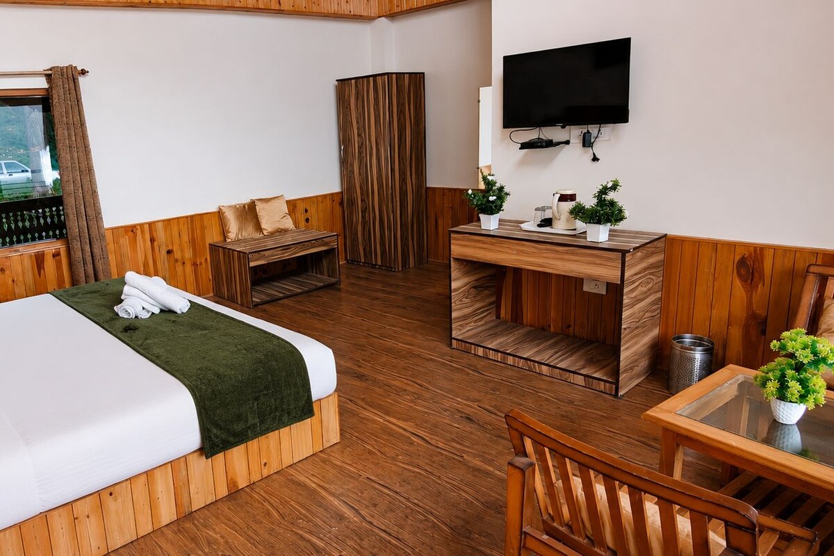 Chambre Deluxe, vue sur la montagne | Literie de qualité, lit avec matelas à plateau-coussin, bureau