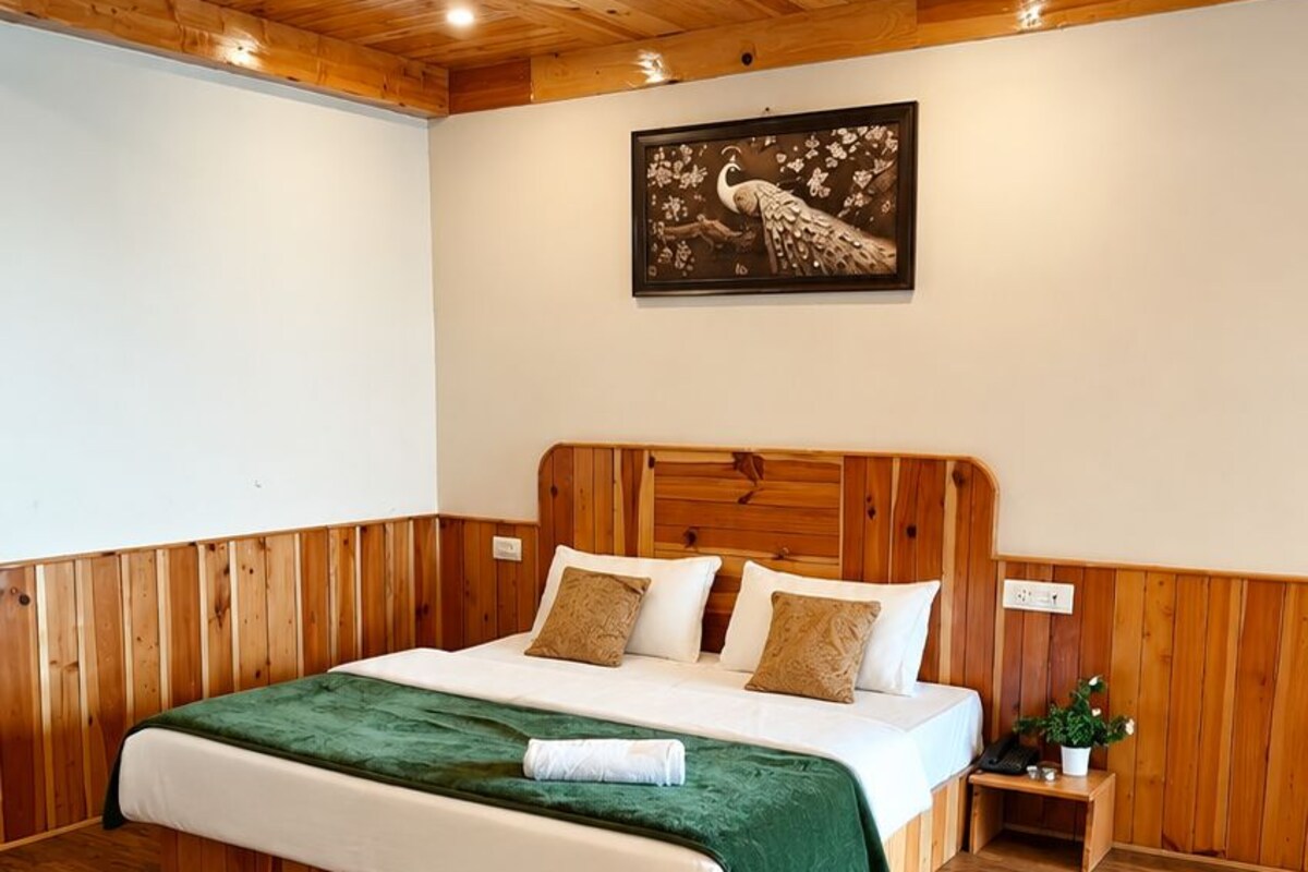 Chambre Deluxe, vue sur la colline | Literie de qualité, lit avec matelas à plateau-coussin, bureau