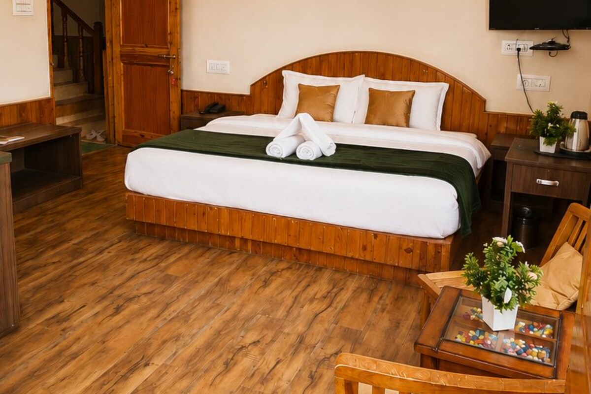 Appartement, balcon, vue sur la montagne | Literie de qualité, lit avec matelas à plateau-coussin, bureau