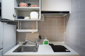 Standaard tweepersoonskamer, 1 queensize bed | Een bureau, een laptopwerkplek, geluiddichte muren