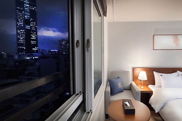 Superior Tek Büyük Yataklı Oda, 1 Büyük (Queen) Boy Yatak, Şehir Manzaralı | Masa, dizüstü bilgisayar çalışma alanı, ses yalıtımı, ütü/ütü masası