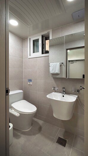 Douche, sèche-cheveux, chaussons, serviettes fournies