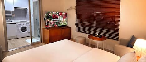 Superior Double Room, 1 Queen Bed, City View | Desk, laptop workspace, soundproofing, iron/ironing board