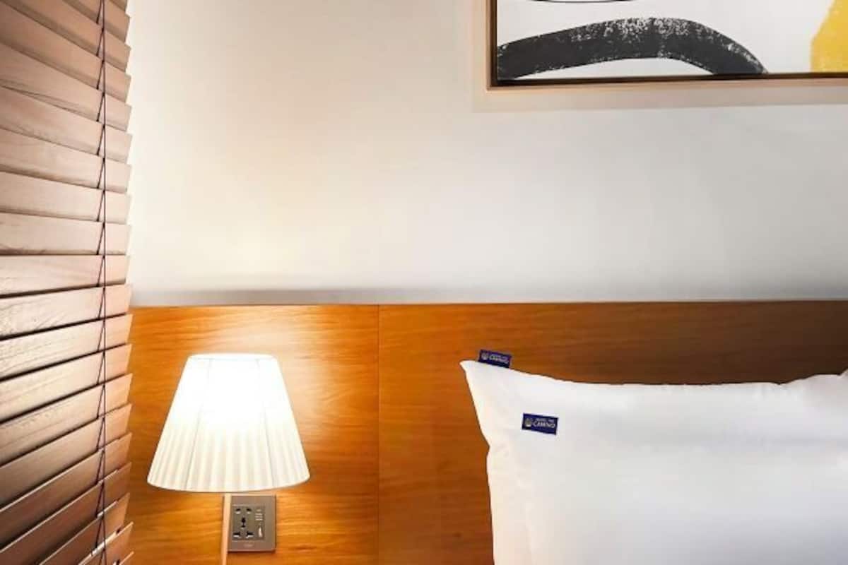 Schreibtisch, laptopgeeigneter Arbeitsplatz, schallisolierte Zimmer