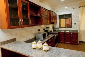 Apartamento Deluxe, vistas a la ciudad | Cocina privada | Microondas y utensilios de cocina