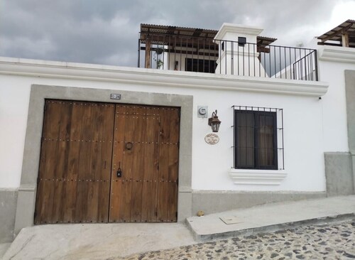 Entire home 10 min. From Antigua 8 guests • 4 bedrooms • 6 beds
• 3 full baths 