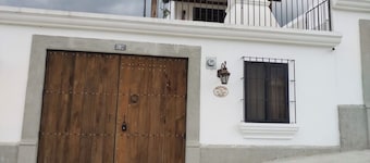 Entire home 10 min. From Antigua 8 guests • 4 bedrooms • 6 beds
• 3 full baths