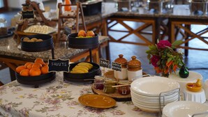 Een buffetopstelling met borden met daarop fruit, jam en chutney, duidelijk aangegeven.