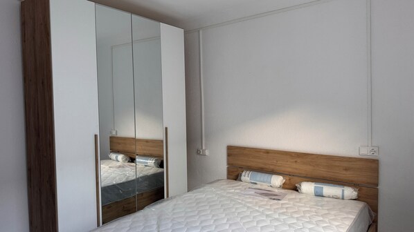 3 bedrooms, iron/ironing board, bed sheets