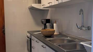 Een koelkast, een microgolfoven, een oven