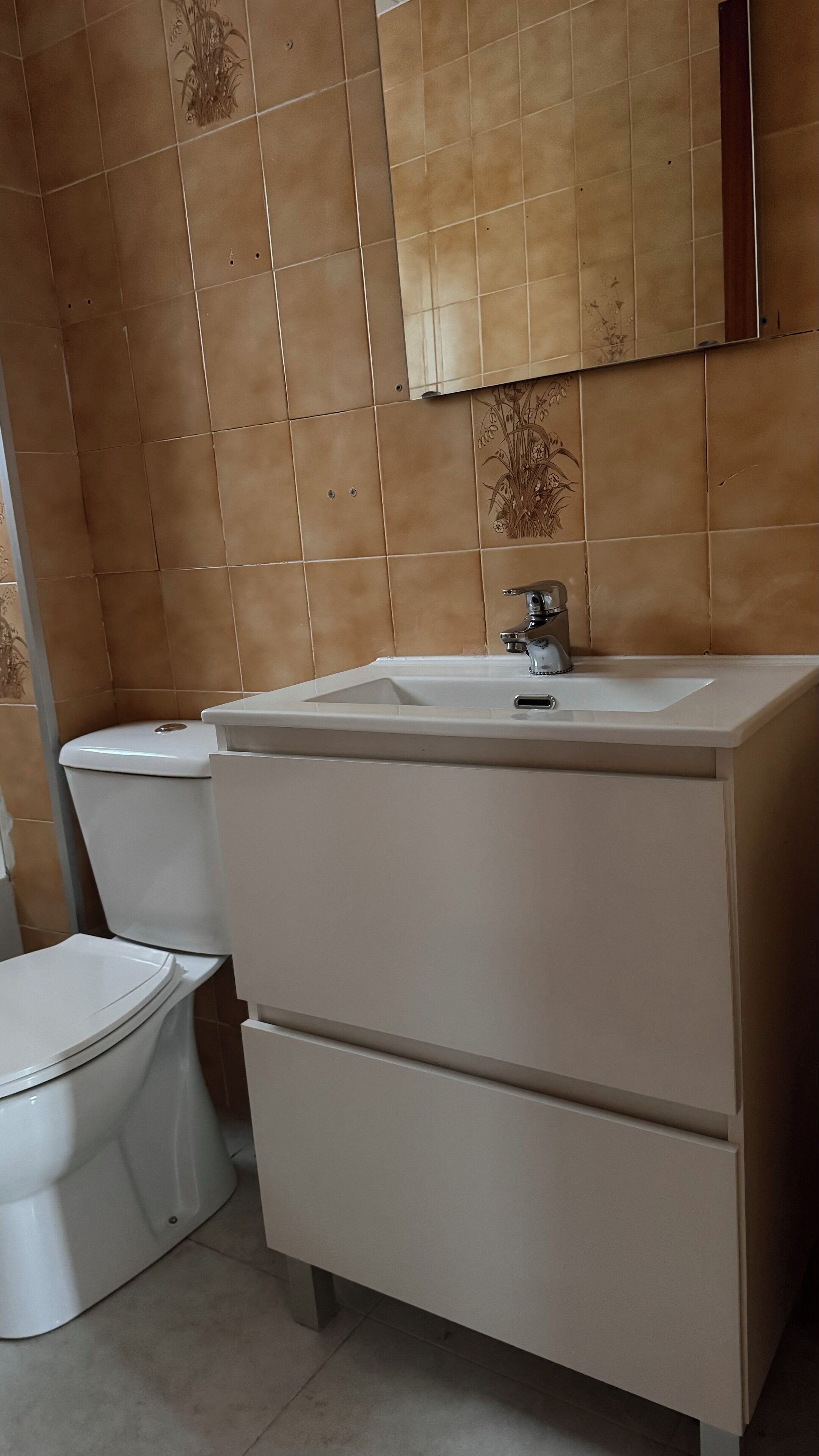 Een haardroger, handdoeken, toiletpapier