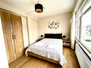 Familien-Suite, 1 Doppelbett und Schlafsofa, eingeschränkter Meerblick | 2 Schlafzimmer, Minibar, Schreibtisch, laptopgeeigneter Arbeitsplatz