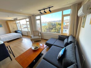 Suite Deluxe, vista al mar | Área de sala de estar | Smart TV de 40 pulgadas con canales vía satélite, Netflix y Hulu 