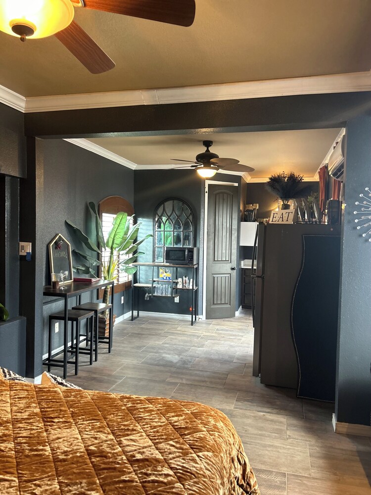Private entry , King foam bed ,AC, shutters El Paso Vrbo