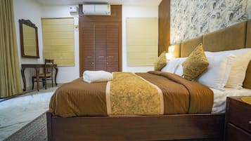 5 bedrooms, WiFi, bed sheets