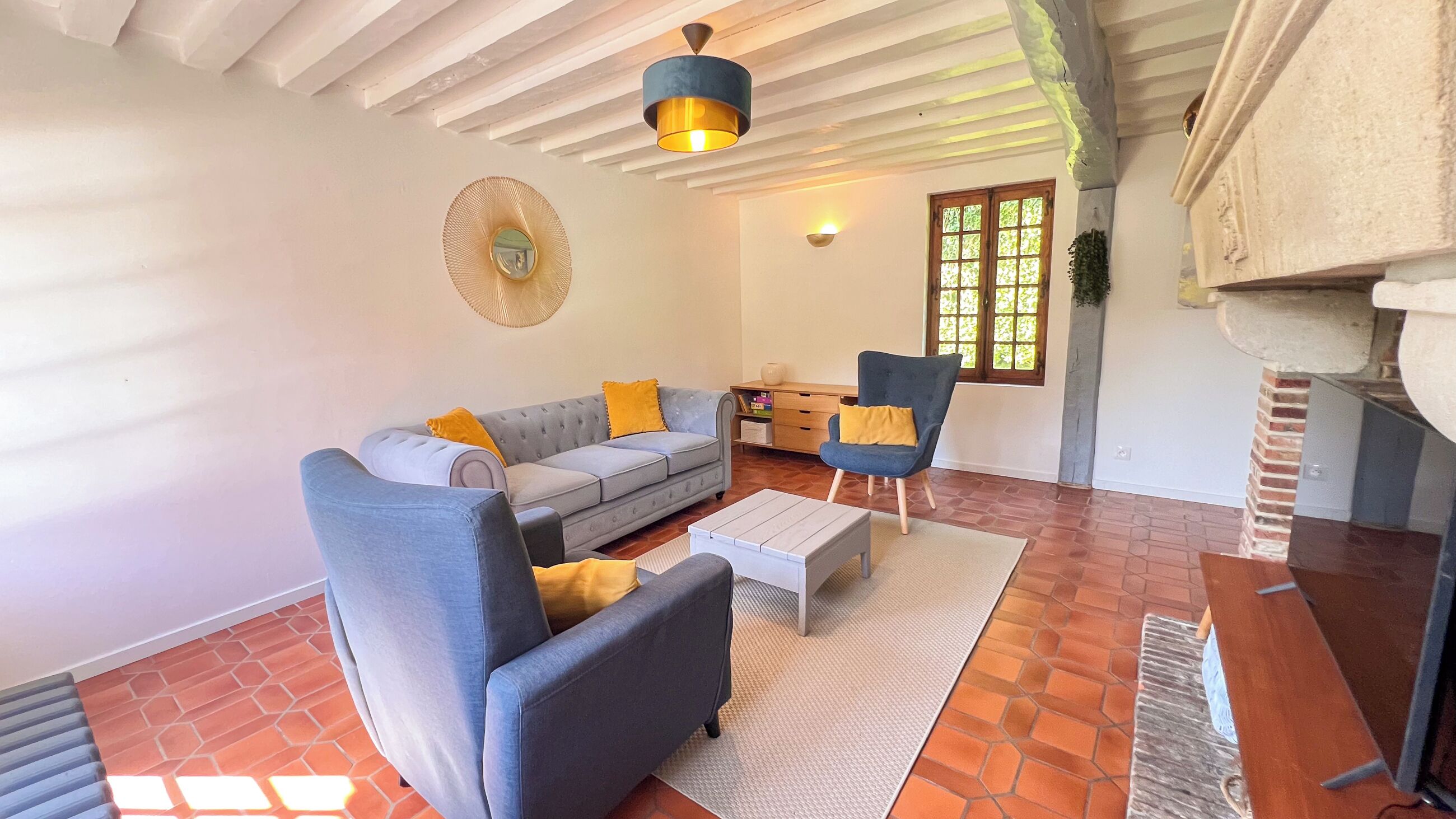 Smart-tv, een tafeltennistafel en boeken