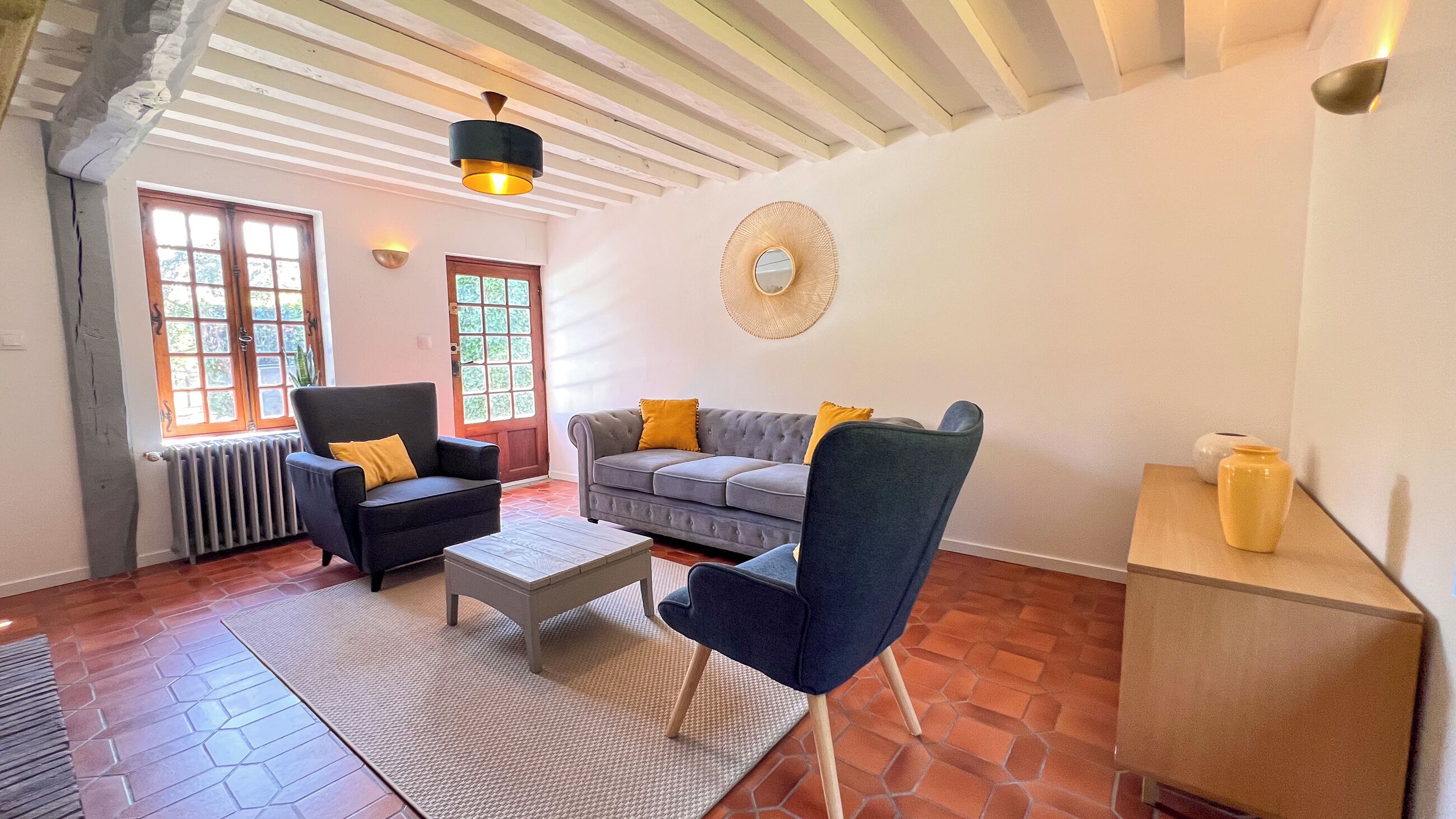 TV connectée, table de tennis de table, livres