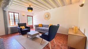 Smart TV, mesa de pingue-pongue, livros