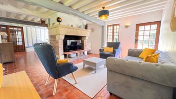 TV connectée, table de tennis de table, livres