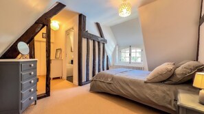 4 slaapkamers, een strijkplank/strijkijzer, gratis wifi, beddengoed