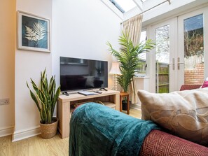 Smart TV - Shrewsbury Apartment in Prime Location  (Shrewsbury)