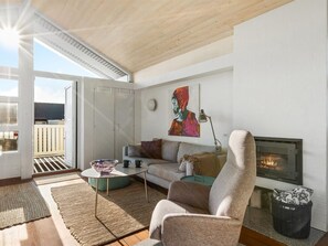 Una televisión, una chimenea