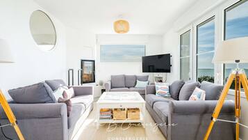 Smart TV, fireplace, DVD player