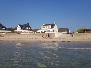 På stranden og solsenger