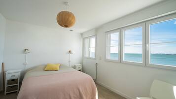 4 slaapkamers, een strijkplank/strijkijzer, reisbedje, gratis wifi