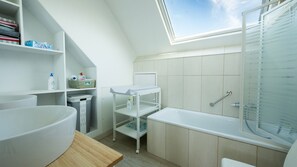 Ducha, secador de pelo, toallas y jabón