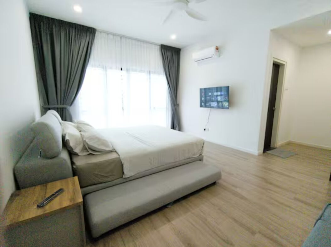 4 bedrooms, blackout curtains, iron/ironing board, free WiFi