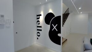 Een modern interieur met een minimalistisch design, met een groot wandbord waarop de tekst 'hello' staat.