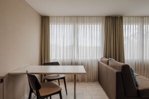 Deluxe tweepersoonskamer | Woonruimte | Een 32-inch ledtelevisie met kabelzenders