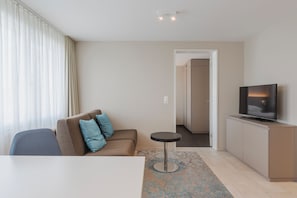 Habitación doble superior | Zona de estar | Televisión LED de 32 pulgadas con canales por cable