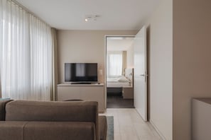 Superior tweepersoonskamer | Woonruimte | Een 32-inch ledtelevisie met kabelzenders