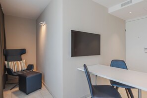 Habitación clásica doble | Zona de estar | Televisión LED de 32 pulgadas con canales por cable