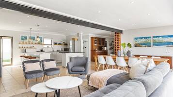 House (5 Bedrooms) | Interior