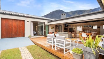 House (5 Bedrooms) | Front of property