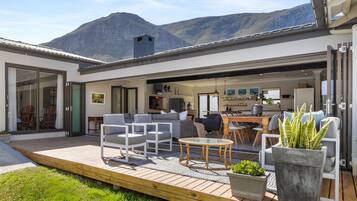 House (5 Bedrooms) | Front of property